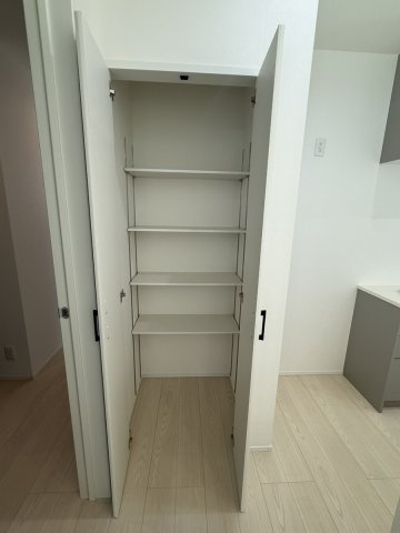 イチエHOUSE分譲　周南市下上の収納|№16
キッチン横に設けた両開きのパントリー収納。可動棚仕様のため、食品のストックや調味料、大型の調理器具まで効率よくすっきり整理整頓できます。