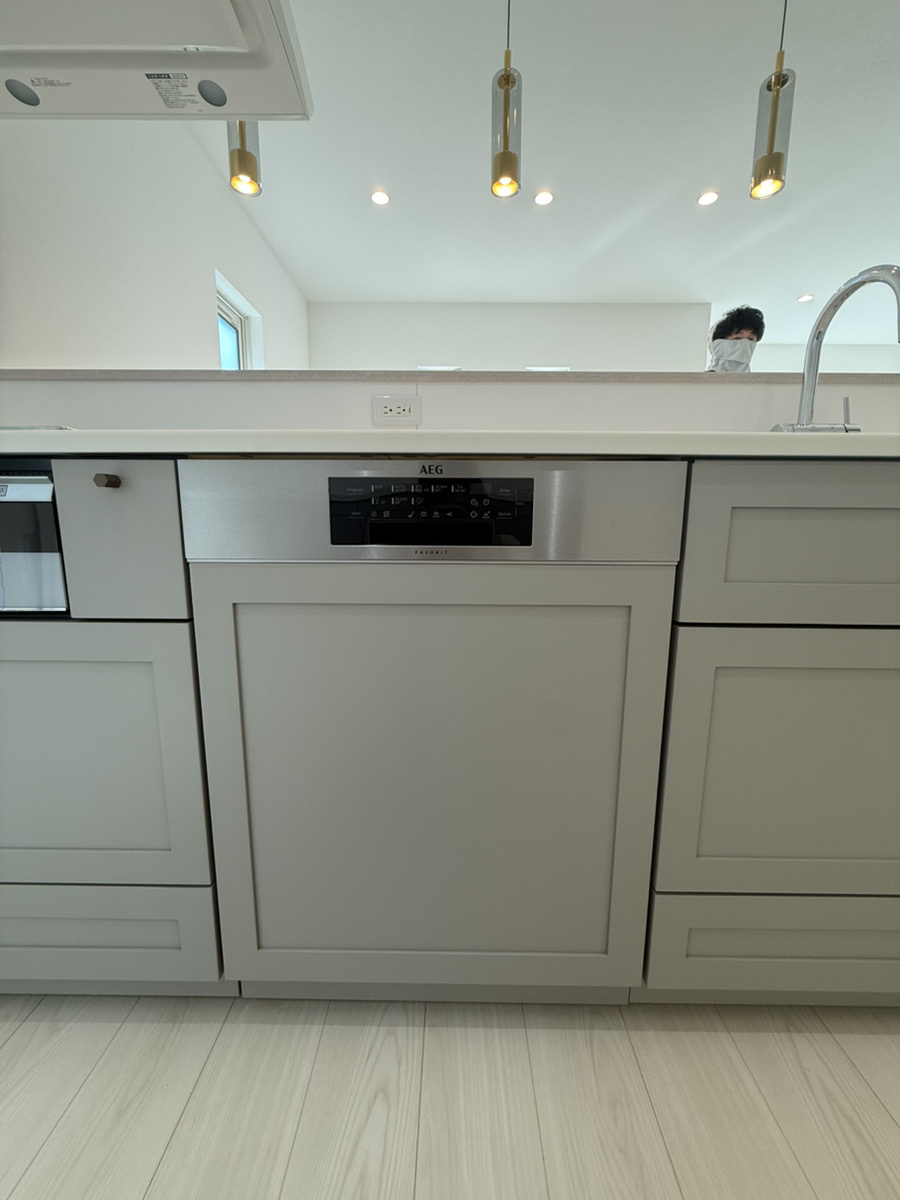 イチエHOUSE分譲　周南市下上のキッチン|№16
キッチンデザインと美しく調和するAEG製のフロントオープン型食洗機。キッチン全体に統一感をもたらすスタイリッシュなビルトイン仕様です。