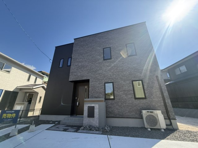 イチエHOUSE分譲　周南市下上の外観|№16
シックなダークトーンの外壁パネル（KMEW光セラ等）を纏ったモダンな外観。駐車スペースから玄関への動線もすっきり整備されています。