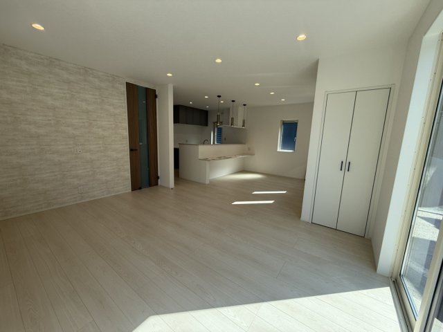 イチエHOUSE分譲　周南市下上の居間・リビング|№16
明るい色調のフローリングとアクセントクロスを採用したLDKです。リビング側には扉付きの収納を設けています。