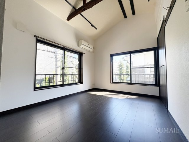 プティアパルトマン北の居間・リビング|2面採光のお部屋です☆