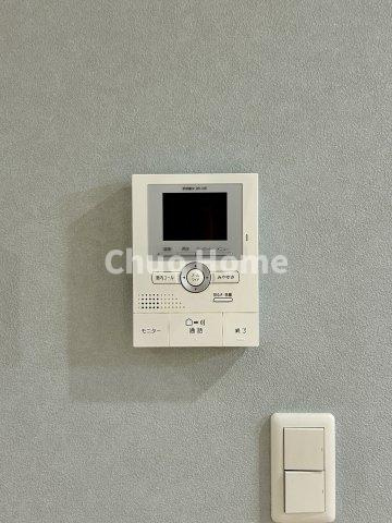 江東区東砂3丁目中古住宅のセキュリティ|【モニターホン】誰が来たかすぐにわかるカラーモニター付きインターホン。通話ボタンを押すまでは室内の音は漏れていませんので相手を確かめてから応対できます。