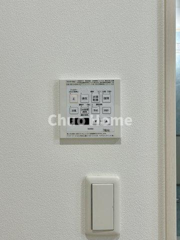 江東区東砂3丁目中古住宅の冷暖房・空調設備|【浴室乾燥機】暖房・冷風・換気・乾燥が可能です。毎日を快適に過ごせるうれしい機能が揃っています。雨の日の洗濯物も安心です。