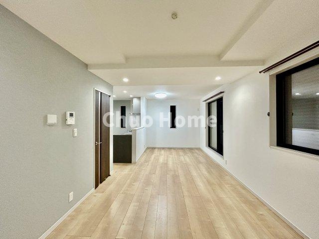 江東区東砂3丁目中古住宅の居間・リビング|【リビングダイニング】一日の中で多くの時間を過すことになるリビングダイニングだからこそ、いつも穏やかな空間であることが必然。爽やかな通風と採光を存分に感じる事が出来る空間です。