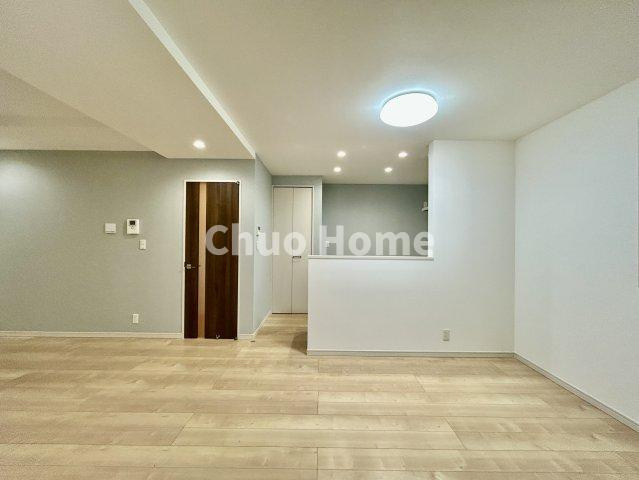 江東区東砂3丁目中古住宅のダイニング|【ダイニング】忙しい朝でも、しっかり家族が揃って食事をして頂けるゆとりある大きさのダイニングスペース。奥様が作る手料理をカウンター越しに受けとって頂き、テーブルで囲む素敵な時間を存分に愉しんで下さい。