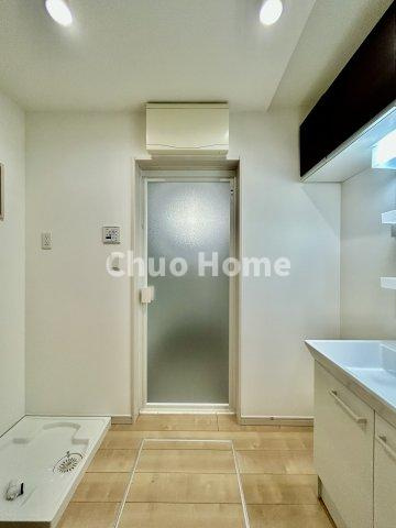 江東区東砂3丁目中古住宅の脱衣所|【洗面所】明るい洗面所は朝をすっきりさせてくれる空間です。バタバタしている忙しい朝でも収納が多い洗面台では短い時間で効率良く支度ができます。
