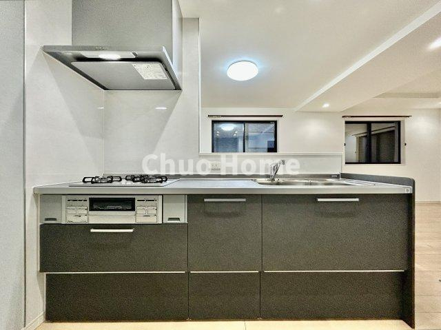 江東区東砂3丁目中古住宅のキッチン|ワイドで収納豊富なシステムキッチン