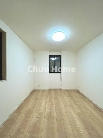江東区東砂3丁目中古住宅の洋室|【洋室】快適に過ごす条件は、一人ひとり違います。だからこそ飾り過ぎないシンプルな内装と偏り過ぎないデザインで統一しております。居住していく中でオーナー様だけの【マイホーム】に創り上げて下さい