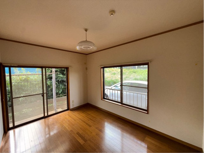 【洋室】 | 岩崎貸家 | 南西向き洋室6帖☆専用庭に繋がる二面採光のお部屋です♪洋室なのでお手入れもラクラク～♪