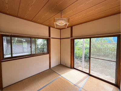 【寝室】 | 岩崎貸家 | 南西向き和室4.5帖☆専用庭に繋がるお部屋です☆和室は冬場はコタツでほっこり♪夏は意外と涼しくて使い勝手がいいんですよ♪