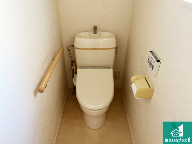 加古川市平岡町一色西　中古一戸建てのトイレ|1・2階の2ヶ所にあるので、朝の忙しい時間の順番待ちもなく、深夜の利用にも大変便利です。