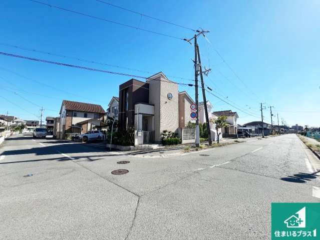 加古川市平岡町一色西　中古一戸建ての前面道路含む現地写真|周辺は閑静な住宅街！前面道路広々で車の出し入れも便利です。駐車が苦手な方でも安心して車庫入れできます！