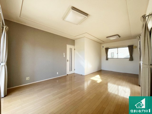 加古川市平岡町一色西　中古一戸建ての居間・リビング|日当たり良好の明るいリビングで朝の目覚めもスッキリできそう！対面キッチンでご家族のコミュニケーションも自然と増える設計！小さなお子様が遊ぶスペースを作っても広々とくつろげるLDK！