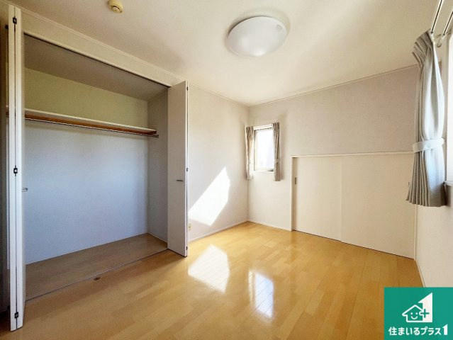 加古川市平岡町一色西　中古一戸建ての洋室|シンプルな洋室は、自分好みのインテリアが楽しめます♪ご家族とインテリアや家具を選びに行くのは新築購入時の醍醐味の一つです。ぜひお楽しみください♪