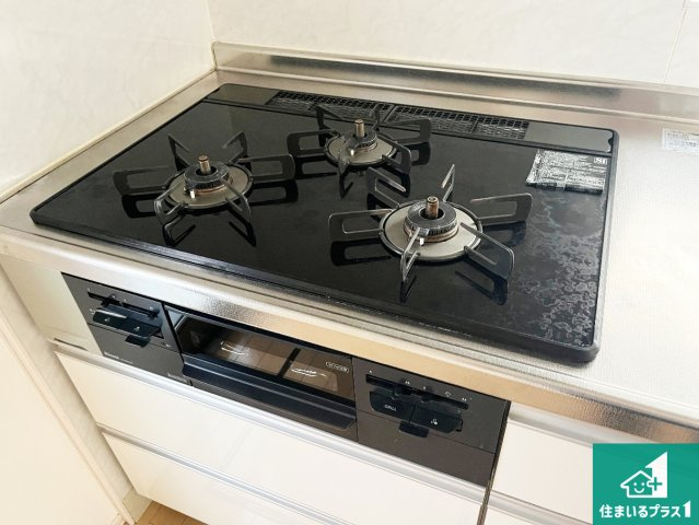 加古川市平岡町一色西　中古一戸建ての設備|ダブル高火力Ｓｉセンサー付きコンロ！３口あるので、まとめて料理をする時も大活躍！