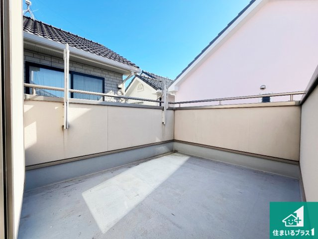 加古川市平岡町一色西　中古一戸建てのバルコニー|ワイドバルコニーは洗濯物を干すスペースが広いのでご家族が多くても安心！