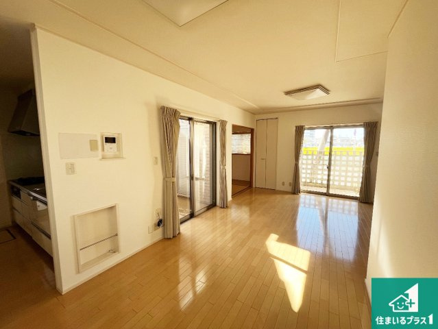 加古川市平岡町一色西　中古一戸建ての居間・リビング|日当たり良好の明るいリビングで朝の目覚めもスッキリできそう！小さなお子様が遊ぶスペースを作っても広々とくつろげるLDK！