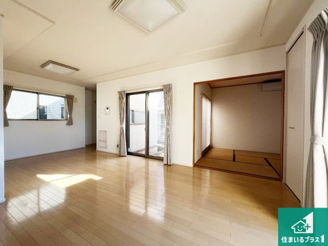 加古川市平岡町一色西　中古一戸建ての居間・リビング|明るいリビングで朝の目覚めもスッキリできそう！小さなお子様が遊ぶスペースを作っても広々とくつろげるLDK！