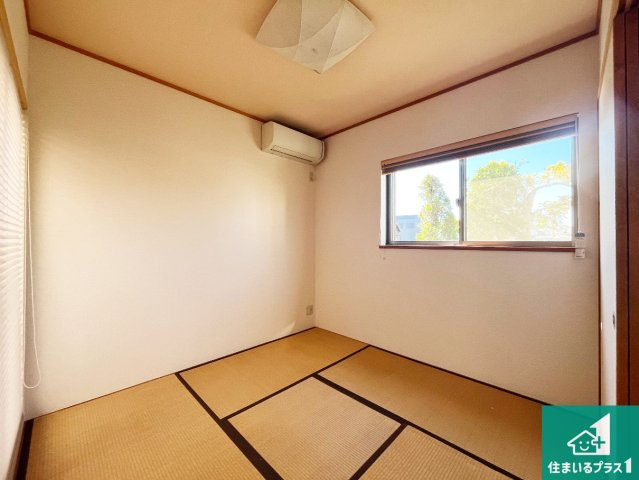 加古川市平岡町一色西　中古一戸建ての和室|一室あると便利な和室は客間としてだけでなく、小さなお子様のプレイルームや食後のくつろぎスペースとしてもご利用いただけます。収納もついていますので大活躍間違いなし！