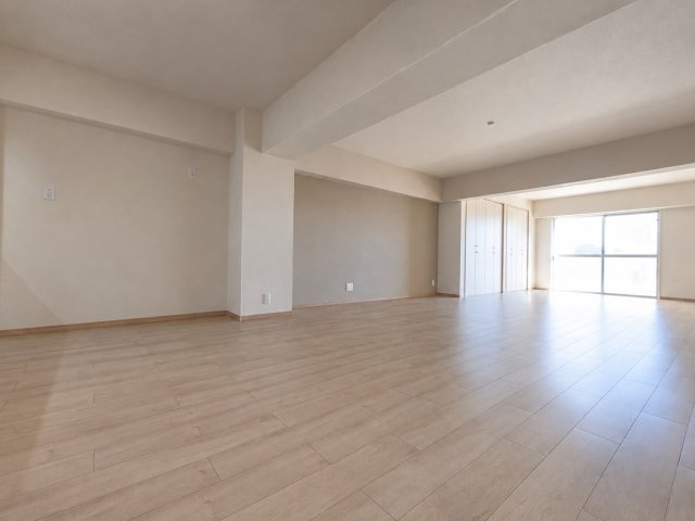 リフォーム完了で即入居可☆リビング２４帖☆京都タワー望む☆メガロコープ西陣Ａ棟の居間・リビング|リビング
