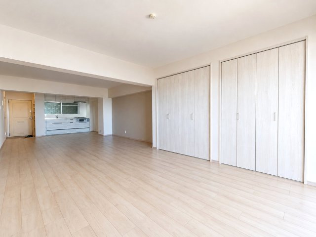 リフォーム完了で即入居可☆リビング２４帖☆京都タワー望む☆メガロコープ西陣Ａ棟の居間・リビング|リビング