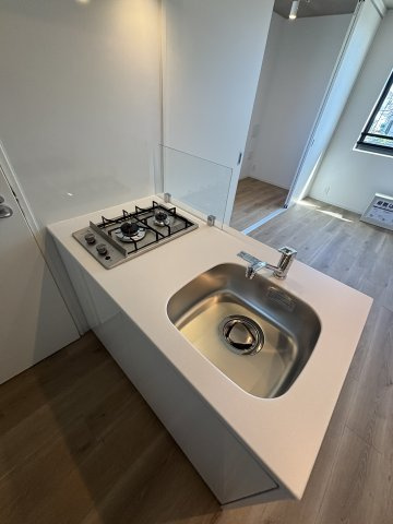 GENOVIA大森町のキッチン|★奇数階・偶数階で木材や壁の色が異なります。