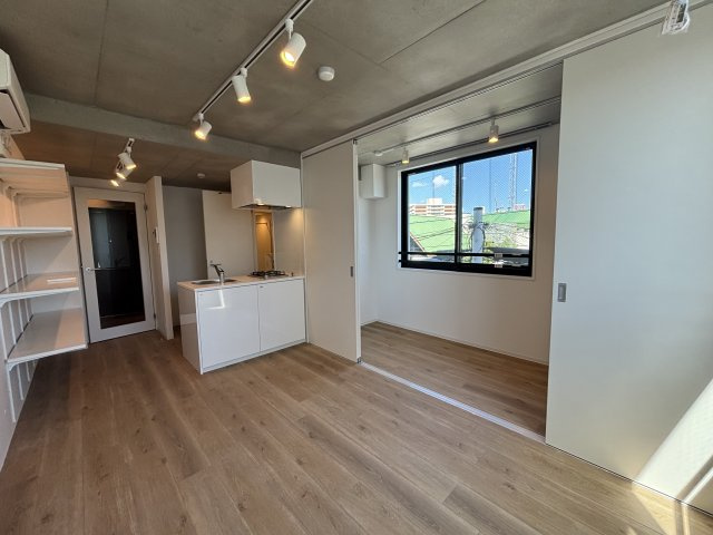 GENOVIA大森町の洋室|★奇数階・偶数階で木材や壁の色が異なります。