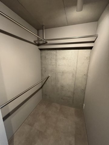 GENOVIA大森町の収納|★奇数階・偶数階で木材や壁の色が異なります。