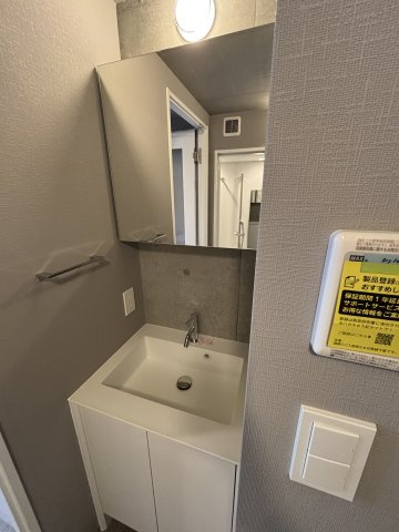 GENOVIA大森町の洗面所|★奇数階・偶数階で木材や壁の色が異なります。