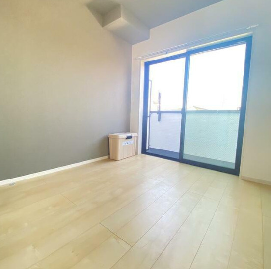 【居間・リビング】 | MELDIA池上 | 大きな窓で明るいお部屋です。