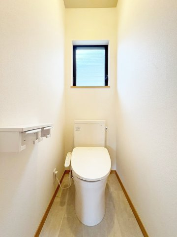 枚方市松丘町のトイレ|窓付きで換気がしやすくニオイがこもりにくく、温水洗浄便座備え付けの清潔感のある快適なトイレ空間♪