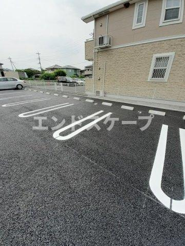 エレガンシアⅢの駐車場|高崎、前橋のお部屋探しはエンドスケープまで！お客様の理想お聞かせ下さい♪