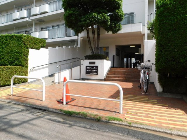 小手指ハイツG棟のエントランス