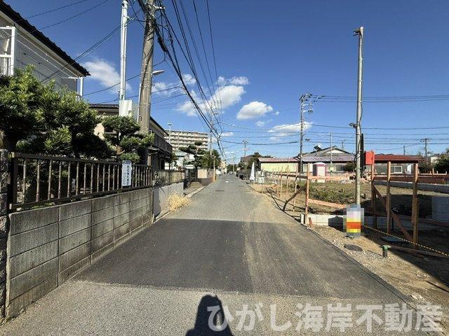 茅ヶ崎市平太夫新田　新築戸建　全３棟の前面道路含む現地写真|10月8日撮影　建築中　現地外観