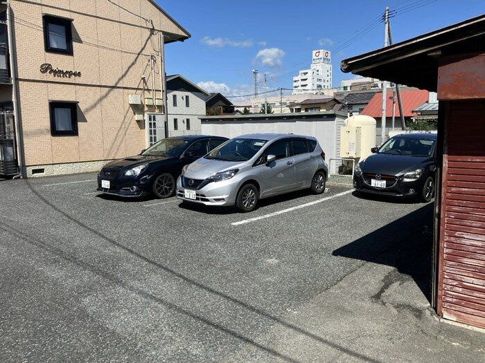 プリム・ローズの駐車場