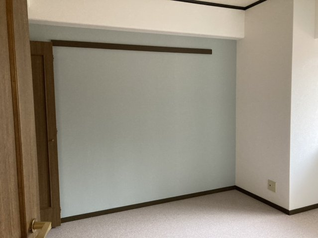 ライオンズマンション道後姫塚第2の洋室|すっきりとしたシンプルな内装で、お部屋のレイアウトも自由に行いやすいです。※2022年2月撮影