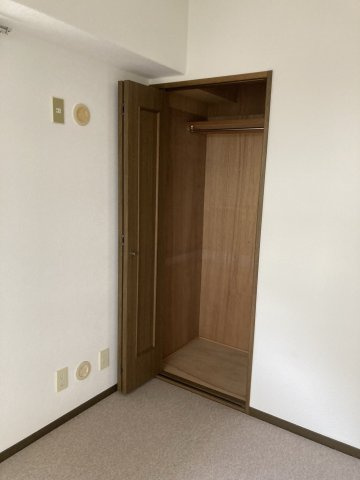 ライオンズマンション道後姫塚第2の収納|高さのある収納スペースとなっており、丈の長い衣類やすき間家具も収まります。※2022年2月撮影