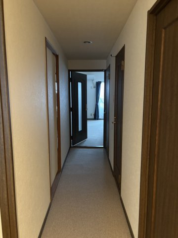 ライオンズマンション道後姫塚第2のその他|玄関から各お部屋へと続くフラットな廊下で、移動もスムーズに行うことができます。※2022年2月撮影