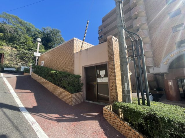 ライオンズマンション道後姫塚第2のその他共用部分|敷地内にしっかりと綺麗に管理されたゴミステーションがあり、日々のゴミ出しもスムーズです。