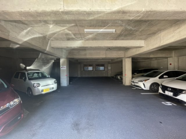 ライオンズマンション道後姫塚第2の駐車場|雨の日でも濡れずに乗り降りしやすい屋根付き駐車場となっており、大切なお車をしっかりと守れます。