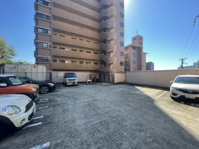 ライオンズマンション道後姫塚第2の駐車場|舗装が綺麗に整えられた広々とした駐車場スペースで、車の入庫や出し入れがしやすく快適です。