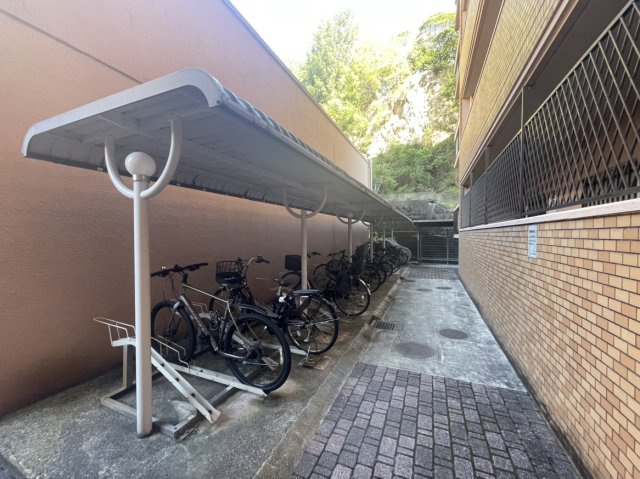 ライオンズマンション道後姫塚第2のその他共用部分|整理整頓しやすいラックや区画がしっかり整備されており、日常の自転車の出し入れもスムーズです。