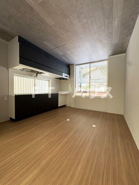 新栄戸建のキッチン