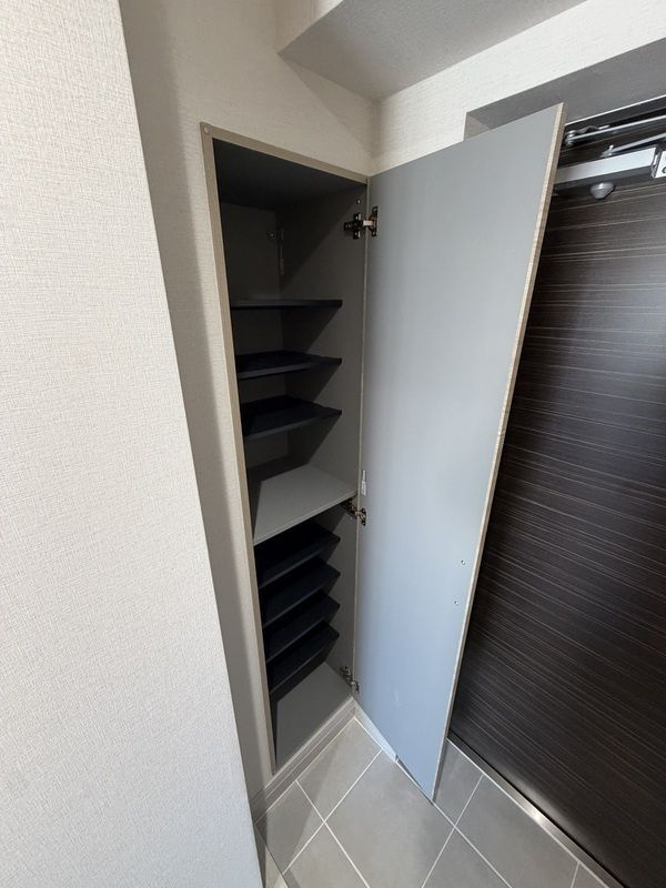 アイルグランデ東京青井の玄関|広々とした収納スペースでブーツも収納できますね☆