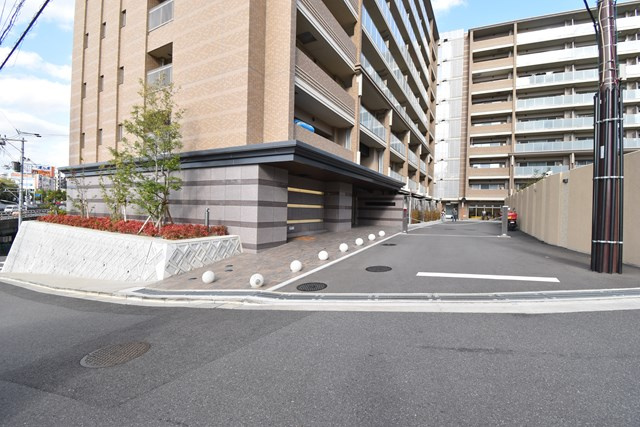 サンメゾン緑地公園アベニューの駐車場