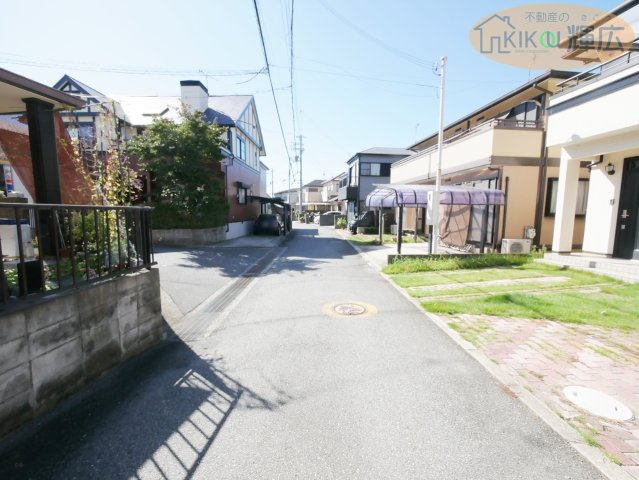 加古川市加古川町中津　中古戸建の前面道路含む現地写真