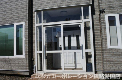 【玄関】 | 駒場町9番16、17売家 | 玄関には風除室あり