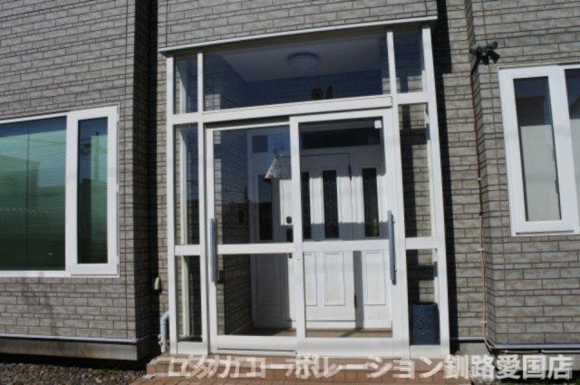 【玄関】 | 駒場町9番16、17売家 | 玄関には風除室あり