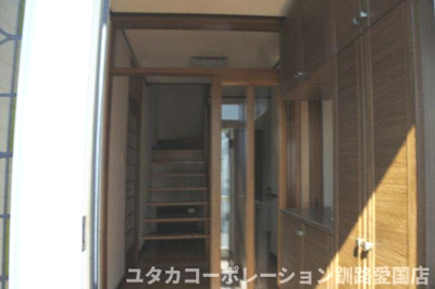 【玄関】 | 駒場町9番16、17売家 | シューズボックスが広々