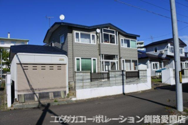 【外観】 | 駒場町9番16、17売家 | 車庫に一台駐車可能